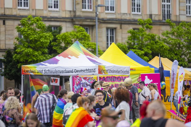 Parade Christopher Street Day in Dresden 2026 The CSD Dresden e V , sees itself as the mouthpiece of lesbians, gays, bi and trans people in Dresden and Saxony and thus also as a catalyst for the elimination of current grievances, such as the still existing discrimination of the aforementioned groups of people in e g politics and society Dresden Saxony