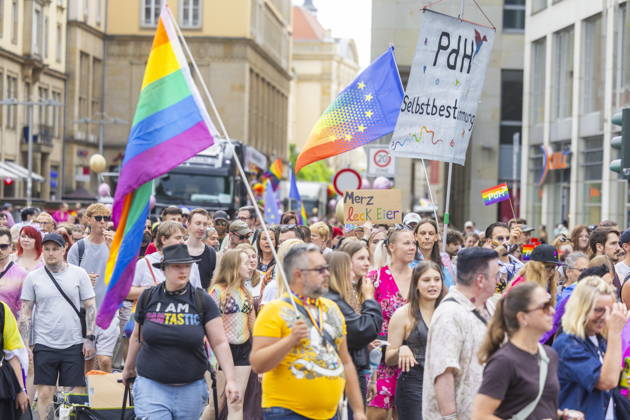 Parade Christopher Street Day in Dresden 2026 The CSD Dresden e V , sees itself as the mouthpiece of lesbians, gays, bi and trans people in Dresden and Saxony and thus also as a catalyst for the elimination of current grievances, such as the still existing discrimination of the aforementioned groups of people in e g politics and society Dresden Saxony