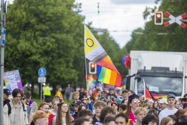 Parade Christopher Street Day in Dresden 2026 The CSD Dresden e V , sees itself as the mouthpiece of lesbians, gays, bi and trans people in Dresden and Saxony and thus also as a catalyst for the elimination of current grievances, such as the still existing discrimination of the aforementioned groups of people in e g politics and society Dresden Saxony