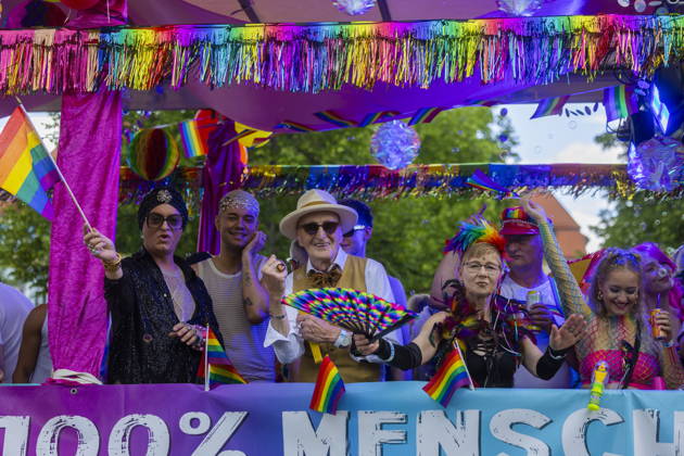 Parade Christopher Street Day in Dresden 2026 The CSD Dresden e V , sees itself as the mouthpiece of lesbians, gays, bi and trans people in Dresden and Saxony and thus also as a catalyst for the elimination of current grievances, such as the still existing discrimination of the aforementioned groups of people in e g politics and society Dresden Saxony