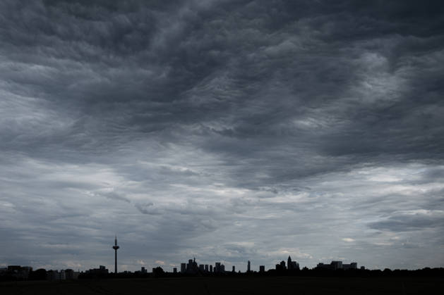 Cloudy sky over the Frankfurt skyline Dark clouds pass over the Frankfurt banking skyline Frankfurt am Main Hesse Germany 2026.06.06_ffm_skyline_wolkenhimmel_02
