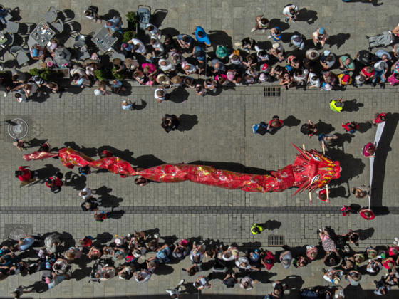 Poland s 25th Dragon Parade in Krakow KRAKOW, POLAND - JUNE 07: An aerial view of hundreds of children and adults attending the Dragon Parade during the 25th Great Dragon Parade edition at the Main Square, Krakow, Poland, on June 07, 2026. For the 25th year in a row, Krakow brings the annual celebration representing the myth of Dragon, the city symbol. Omar Marques Anadolu Krakow Poland. Editorial use only. Please get in touch for any other usage.  Copyright: x2026xAnadoluxOmarxMarquesx