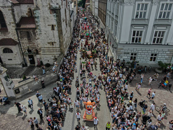 Poland s 25th Dragon Parade in Krakow KRAKOW, POLAND - JUNE 07: An aerial view of hundreds of children and adults attending the Dragon Parade during the 25th Great Dragon Parade edition at the Main Square, Krakow, Poland, on June 07, 2026. For the 25th year in a row, Krakow brings the annual celebration representing the myth of Dragon, the city symbol. Omar Marques Anadolu Krakow Poland. Editorial use only. Please get in touch for any other usage.  Copyright: x2026xAnadoluxOmarxMarquesx