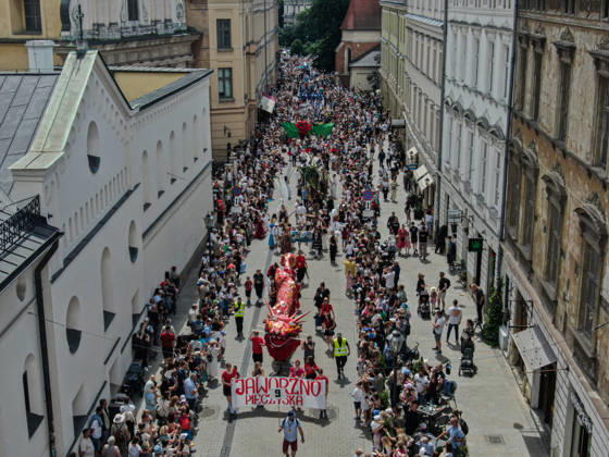Poland s 25th Dragon Parade in Krakow KRAKOW, POLAND - JUNE 07: An aerial view of hundreds of children and adults attending the Dragon Parade during the 25th Great Dragon Parade edition at the Main Square, Krakow, Poland, on June 07, 2026. For the 25th year in a row, Krakow brings the annual celebration representing the myth of Dragon, the city symbol. Omar Marques Anadolu Krakow Poland. Editorial use only. Please get in touch for any other usage.  Copyright: x2026xAnadoluxOmarxMarquesx