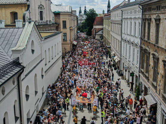 Poland s 25th Dragon Parade in Krakow KRAKOW, POLAND - JUNE 07: An aerial view of hundreds of children and adults attending the Dragon Parade during the 25th Great Dragon Parade edition at the Main Square, Krakow, Poland, on June 07, 2026. For the 25th year in a row, Krakow brings the annual celebration representing the myth of Dragon, the city symbol. Omar Marques Anadolu Krakow Poland. Editorial use only. Please get in touch for any other usage.  Copyright: x2026xAnadoluxOmarxMarquesx