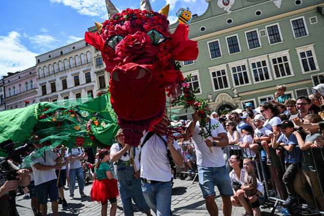 Poland s 25th Dragon Parade in Krakow KRAKOW, POLAND - JUNE 07: People take part the Dragon Parade during the 25th Great Dragon Parade edition at the Main Square, Krakow, Poland, on June 07, 2026. For the 25th year in a row, Krakow brings the annual celebration representing the myth of Dragon, the city symbol. Omar Marques Anadolu Krakow Poland. Editorial use only. Please get in touch for any other usage.  Copyright: x2026xAnadoluxOmarxMarquesx
