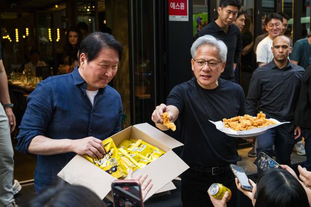 June 7, 2026, Seoul, South Korea: Nvidia founder and CEO JENSEN HUANG and SK Group chairman CHEY TAE-WON take questions from reporters as they hand out fried chicken and chips at Kkanbu Chicken, during HuangÃ¢â‚¬â ¢s visit to Seoul, South Korea on Sunday, June 7, 2026. Seoul South Korea - ZUMAh163 20260607_znp_h163_011 Copyright: xJintakxHanx