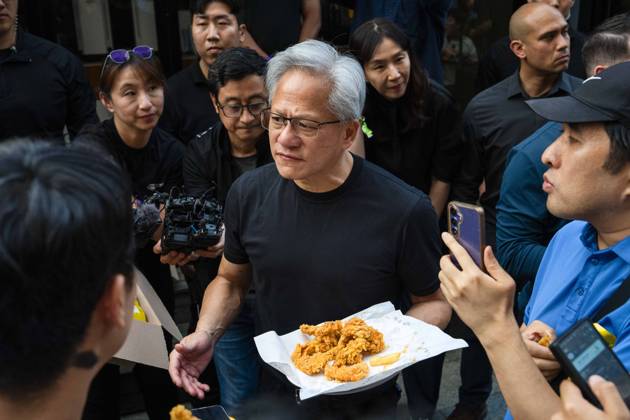 June 7, 2026, Seoul, South Korea: Nvidia founder and CEO JENSEN HUANG answers reportersÃ¢â‚¬â ¢ questions as he eats fried chicken and drinks beer with SK Group chairman Chey Tae-won at Kkanbu Chicken, during HuangÃ¢â‚¬â ¢s visit to Seoul, South Korea on Sunday, June 7, 2026. Seoul South Korea - ZUMAh163 20260607_znp_h163_015 Copyright: xJintakxHanx