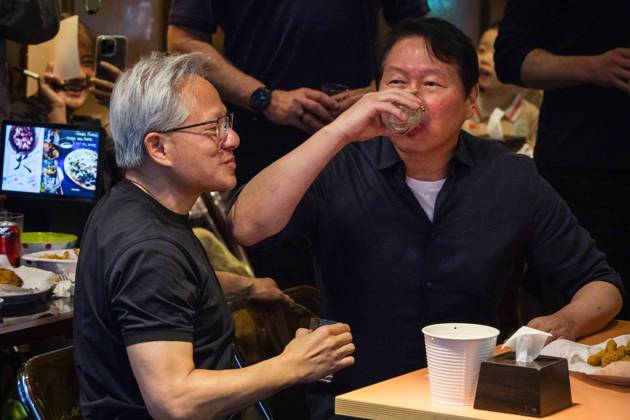 June 7, 2026, Seoul, South Korea: Nvidia founder and CEO JENSEN HUANG eats fried chicken and drinks beer with SK Group chairman CHEY TAE-WON at Kkanbu Chicken, during HuangÃ¢â‚¬â ¢s visit to Seoul, South Korea on Sunday, June 7, 2026. Seoul South Korea - ZUMAh163 20260607_znp_h163_022 Copyright: xJintakxHanx