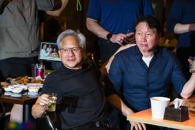 June 7, 2026, Seoul, South Korea: Nvidia founder and CEO JENSEN HUANG eats fried chicken and drinks beer with SK Group chairman CHEY TAE-WON at Kkanbu Chicken, during HuangÃ¢â‚¬â ¢s visit to Seoul, South Korea on Sunday, June 7, 2026. Seoul South Korea - ZUMAh163 20260607_znp_h163_023 Copyright: xJintakxHanx