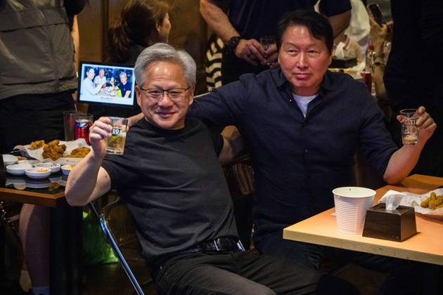 June 7, 2026, Seoul, South Korea: Nvidia founder and CEO JENSEN HUANG eats fried chicken and drinks beer with SK Group chairman CHEY TAE-WON at Kkanbu Chicken, during HuangÃ¢â‚¬â ¢s visit to Seoul, South Korea on Sunday, June 7, 2026. Seoul South Korea - ZUMAh163 20260607_znp_h163_024 Copyright: xJintakxHanx