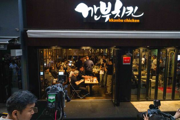 June 7, 2026, Seoul, South Korea: Nvidia founder and CEO JENSEN HUANG eats fried chicken and drinks beer with SK Group chairman CHEY TAE-WON at Kkanbu Chicken, during HuangÃ¢â‚¬â ¢s visit to Seoul, South Korea on Sunday, June 7, 2026. Seoul South Korea - ZUMAh163 20260607_znp_h163_029 Copyright: xJintakxHanx