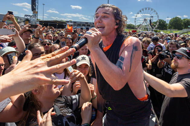 Music festival Rock im Park 2026 BUSH, Nuremberg, 07 06 2026 Gavin Rossdale, singer and guitarist of the British rock band Bush, sings in the middle of the crowd at the open air performance Fans hold out their hands to him Nuremberg Bavaria Germany 20260607-6V2A7258-M4000