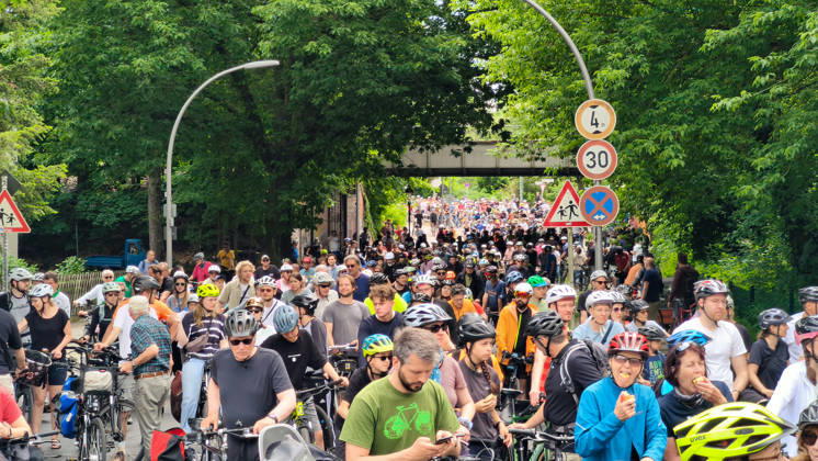Berlin, 07 06 2026 The ADFC is organizing the 50th bicycle rally this Sunday Tens of thousands of people are having fun on Spanische Allee in the Schlachtensee district