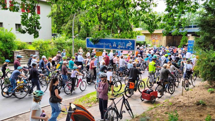 Berlin, 07 06 2026 The ADFC is organizing the 50th bicycle rally this Sunday Tens of thousands of people are having fun on Spanische Allee in the Schlachtensee district