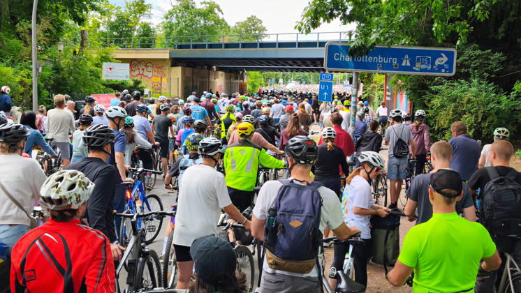 Berlin, 07 06 2026 The ADFC is organizing the 50th bicycle rally this Sunday Tens of thousands of people are having fun on Spanische Allee in the Schlachtensee district