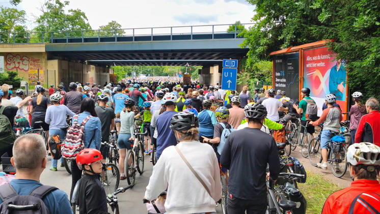 Berlin, 07 06 2026 The ADFC is organizing the 50th bicycle rally this Sunday Tens of thousands of people are having fun on Spanische Allee in the Schlachtensee district