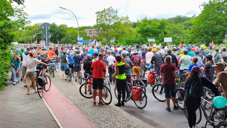 Berlin, 07 06 2026 The ADFC is organizing the 50th bicycle rally this Sunday Tens of thousands of people are having fun on Spanische Allee in the Schlachtensee district There is a traffic jam on the AVUS access road