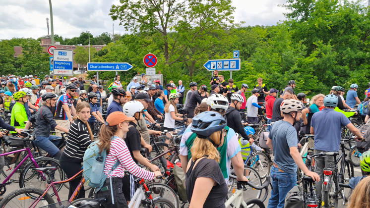 Berlin, 07 06 2026 The ADFC is organizing the 50th bicycle rally this Sunday Tens of thousands of people are having fun on Spanische Allee in the Schlachtensee district There is a traffic jam on the AVUS access road