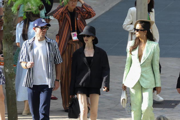 2026 French Open - Lily Collins In The Stands Day 15 NB Charlie McDowell, Lily Collins and Ashley Park during the 2026 French Open at Roland Garros on June 07, 2026 in Paris, France. Photo by Nasser Berzane ABACAPRESS.COM  Copyright: xBerzanexNasser ABACAx