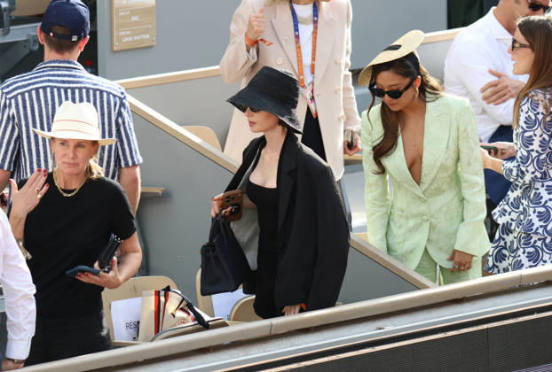 Roland Garros 2026 - Tribunes Finale Cobolli vs Zverev DFY suite 2 Lily Collins and Ashley Park Célébrités dans les tribunes de Roland Garros pendant la finale homme de l Open de France de Tennis à Paris, le 7 juin 2026. Celebrities in the stands at Roland Garros stadium during the men s final of the French Open in Paris on June 7, 2026.  Copyright: xDidierxFereyx