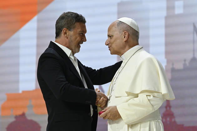 SPAIN - POPE LEO XIV DURING THE MEETING BUILDING NETWORKS WITH THE WORLD OF CULTUREM ART, ECONOMY AND SPORT AT THE MOVISTAR ARENA IN MADRID - 2026 6 7 Spain, Vatican, 2026 6 7 Pope Leo XIV greets Spanish actor Antonio Banderas after his speech during the meeting Building networks with the world of Culture, Art, Economy and Sports at the Movistar Arena in Madrid EDITORIAL USE ONLY - NO BOOKS Copyright: xVATICANxMEDIA CPPx