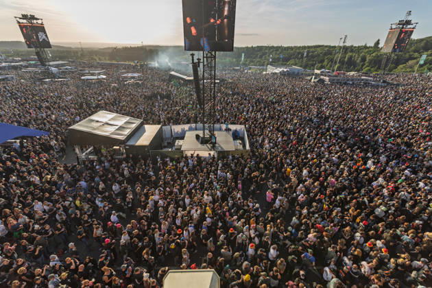 Rock am Ring 2026 Full infield 07 06 26 Tens of thousands of visitors stand in front of the Utopia Stage in the densely packed infield at Rock am Ring 2026 at the Nürburgring in Nürburg in the late afternoon The Utopia Stage, which is located in the paddock, is the largest of the three festival stages th Copyright: xMarcxJohnx