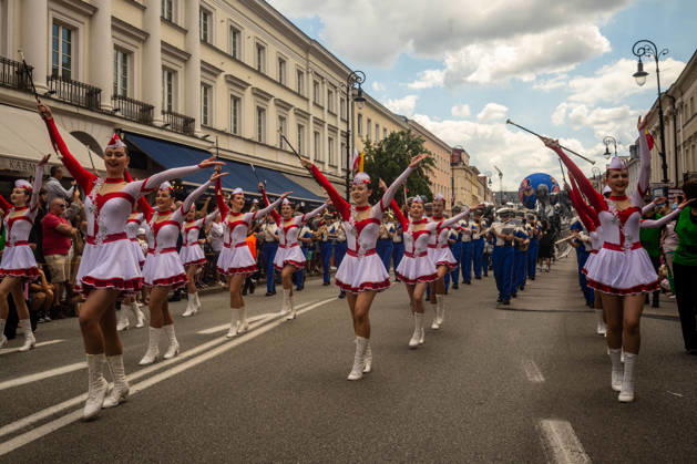 Varsovians enjoy the 5th annual Mermaid Parade in Warsaw - 06 Jun 2026 Majorettes lead the parade in front of a brass band. Varsovians took to the streets to enjoy the 5th annual parade of the Mermaids. Celebrating the mermaid, the symbol of the city, the Warsaw districts came together to create a colourful procession of mermaids, bands, acrobats, dancers, and other performers, which moves from the Charles De Gaulle roundabout along the Royal Route to Castle Square. Warsaw Poland Copyright: xNeilxMiltonx xSOPAxImagesx NSM2026144G0606-L1006083_4000_240dpi