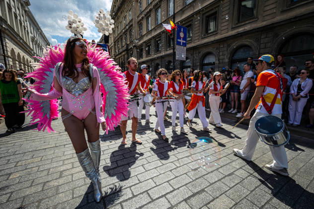 Varsovians enjoy the 5th annual Mermaid Parade in Warsaw - 06 Jun 2026 A performer dances beside a samba band as the parade continues. Varsovians took to the streets to enjoy the 5th annual parade of the Mermaids. Celebrating the mermaid, the symbol of the city, the Warsaw districts came together to create a colourful procession of mermaids, bands, acrobats, dancers, and other performers, which moves from the Charles De Gaulle roundabout along the Royal Route to Castle Square. Warsaw Poland Copyright: xNeilxMiltonx xSOPAxImagesx NSM2026144G0606-L1006258_4000_240dpi