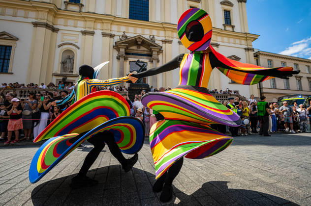 Varsovians enjoy the 5th annual Mermaid Parade in Warsaw - 06 Jun 2026 Colourfully-dressed performers dance together during the parade. Varsovians took to the streets to enjoy the 5th annual parade of the Mermaids. Celebrating the mermaid, the symbol of the city, the Warsaw districts came together to create a colourful procession of mermaids, bands, acrobats, dancers, and other performers, which moves from the Charles De Gaulle roundabout along the Royal Route to Castle Square. Warsaw Poland Copyright: xNeilxMiltonx xSOPAxImagesx NSM2026144G0606-L1006322_4000_240dpi