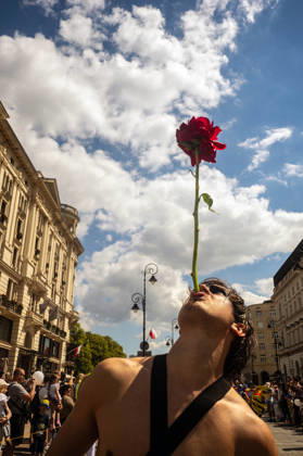 Varsovians enjoy the 5th annual Mermaid Parade in Warsaw - 06 Jun 2026 A performer balances a flower on his tongue during the parade. Varsovians took to the streets to enjoy the 5th annual parade of the Mermaids. Celebrating the mermaid, the symbol of the city, the Warsaw districts came together to create a colourful procession of mermaids, bands, acrobats, dancers, and other performers, which moves from the Charles De Gaulle roundabout along the Royal Route to Castle Square. Warsaw Poland Copyright: xNeilxMiltonx xSOPAxImagesx NSM2026144G0606-L1006492_4000_240dpi