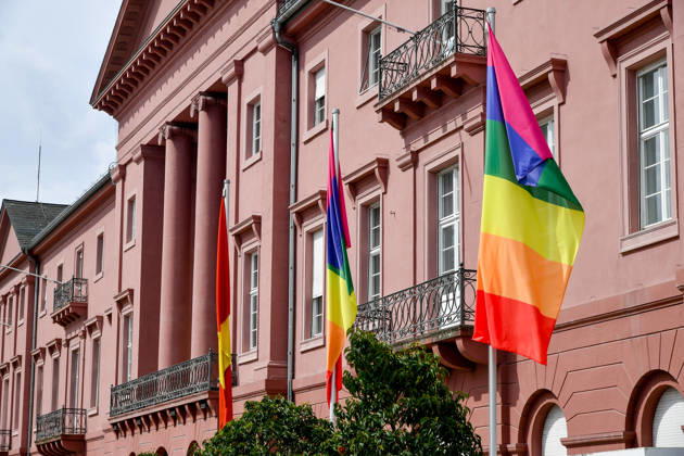 Deutschland, Baden-Wuerttemberg, Karlsruhe 08.06.2026, Deutschland, GER, Baden-Wuerttemberg, Karlsruhe im Bild Themenbild, CSD Karlsruhe 2026, Christopher Street Day, Karlsruhe Pride, LGBTQIA+, Pride, Vielfalt, Diversität, Gleichberechtigung, Akzeptanz, Toleranz, Sichtbarkeit, Queer Community, Love is Love, Regenbogenflagge, Pride Parade, Demonstration, Menschenrechte, Inklusion, Antidiskriminierung, Solidarität, Community, Empowerment, Gender Diversity, Trans Rights, Nonbinary, Lesbian, Gay, Bisexual, Queer, Ally, Pride Month, Straßenfest, Vielfalt feiern, Gleichstellung, Karlsruhe Events, Baden-Württemberg, bunt, laut, stolz, Liebe, Respekt, Freiheit, Zusammenhalt, Christopher Street Day Karlsruhe, CSD 2026, Pride Karlsruhe, Queere Si Deutschland, Baden-Wuerttemberg, Karlsruhe, 08.06.2026-3