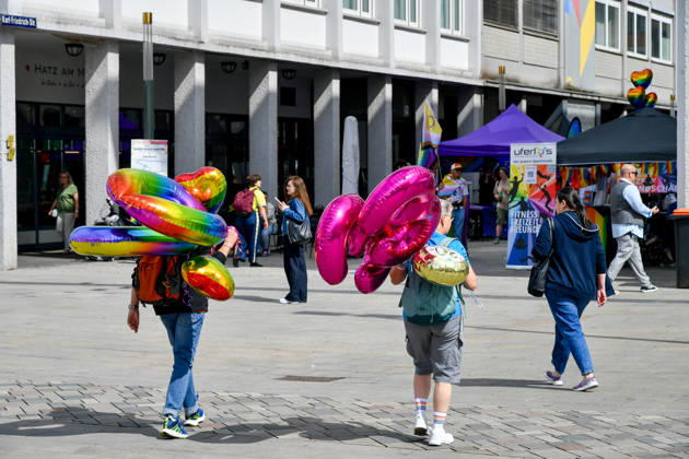 Deutschland, Baden-Wuerttemberg, Karlsruhe 08.06.2026, Deutschland, GER, Baden-Wuerttemberg, Karlsruhe im Bild Themenbild, CSD Karlsruhe 2026, Christopher Street Day, Karlsruhe Pride, LGBTQIA+, Pride, Vielfalt, Diversität, Gleichberechtigung, Akzeptanz, Toleranz, Sichtbarkeit, Queer Community, Love is Love, Regenbogenflagge, Pride Parade, Demonstration, Menschenrechte, Inklusion, Antidiskriminierung, Solidarität, Community, Empowerment, Gender Diversity, Trans Rights, Nonbinary, Lesbian, Gay, Bisexual, Queer, Ally, Pride Month, Straßenfest, Vielfalt feiern, Gleichstellung, Karlsruhe Events, Baden-Württemberg, bunt, laut, stolz, Liebe, Respekt, Freiheit, Zusammenhalt, Christopher Street Day Karlsruhe, CSD 2026, Pride Karlsruhe, Queere Si Deutschland, Baden-Wuerttemberg, Karlsruhe, 08.06.2026-6