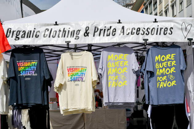 Deutschland, Baden-Wuerttemberg, Karlsruhe 08.06.2026, Deutschland, GER, Baden-Wuerttemberg, Karlsruhe im Bild Themenbild, CSD Karlsruhe 2026, Christopher Street Day, Karlsruhe Pride, LGBTQIA+, Pride, Vielfalt, Diversität, Gleichberechtigung, Akzeptanz, Toleranz, Sichtbarkeit, Queer Community, Love is Love, Regenbogenflagge, Pride Parade, Demonstration, Menschenrechte, Inklusion, Antidiskriminierung, Solidarität, Community, Empowerment, Gender Diversity, Trans Rights, Nonbinary, Lesbian, Gay, Bisexual, Queer, Ally, Pride Month, Straßenfest, Vielfalt feiern, Gleichstellung, Karlsruhe Events, Baden-Württemberg, bunt, laut, stolz, Liebe, Respekt, Freiheit, Zusammenhalt, Christopher Street Day Karlsruhe, CSD 2026, Pride Karlsruhe, Queere Si Deutschland, Baden-Wuerttemberg, Karlsruhe, 08.06.2026-9