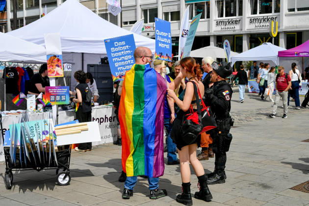 Deutschland, Baden-Wuerttemberg, Karlsruhe 08.06.2026, Deutschland, GER, Baden-Wuerttemberg, Karlsruhe im Bild Themenbild, CSD Karlsruhe 2026, Christopher Street Day, Karlsruhe Pride, LGBTQIA+, Pride, Vielfalt, Diversität, Gleichberechtigung, Akzeptanz, Toleranz, Sichtbarkeit, Queer Community, Love is Love, Regenbogenflagge, Pride Parade, Demonstration, Menschenrechte, Inklusion, Antidiskriminierung, Solidarität, Community, Empowerment, Gender Diversity, Trans Rights, Nonbinary, Lesbian, Gay, Bisexual, Queer, Ally, Pride Month, Straßenfest, Vielfalt feiern, Gleichstellung, Karlsruhe Events, Baden-Württemberg, bunt, laut, stolz, Liebe, Respekt, Freiheit, Zusammenhalt, Christopher Street Day Karlsruhe, CSD 2026, Pride Karlsruhe, Queere Si Deutschland, Baden-Wuerttemberg, Karlsruhe, 08.06.2026-11