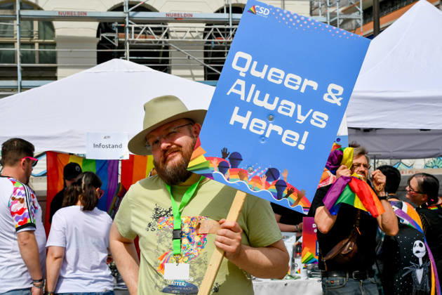 Deutschland, Baden-Wuerttemberg, Karlsruhe 08.06.2026, Deutschland, GER, Baden-Wuerttemberg, Karlsruhe im Bild Themenbild, CSD Karlsruhe 2026, Christopher Street Day, Karlsruhe Pride, LGBTQIA+, Pride, Vielfalt, Diversität, Gleichberechtigung, Akzeptanz, Toleranz, Sichtbarkeit, Queer Community, Love is Love, Regenbogenflagge, Pride Parade, Demonstration, Menschenrechte, Inklusion, Antidiskriminierung, Solidarität, Community, Empowerment, Gender Diversity, Trans Rights, Nonbinary, Lesbian, Gay, Bisexual, Queer, Ally, Pride Month, Straßenfest, Vielfalt feiern, Gleichstellung, Karlsruhe Events, Baden-Württemberg, bunt, laut, stolz, Liebe, Respekt, Freiheit, Zusammenhalt, Christopher Street Day Karlsruhe, CSD 2026, Pride Karlsruhe, Queere Si Deutschland, Baden-Wuerttemberg, Karlsruhe, 08.06.2026-14