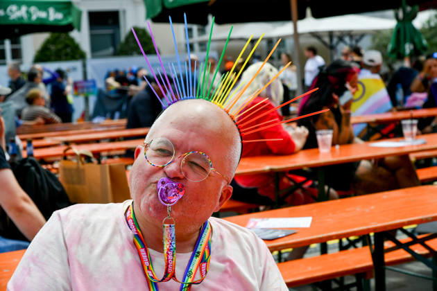 Deutschland, Baden-Wuerttemberg, Karlsruhe 08.06.2026, Deutschland, GER, Baden-Wuerttemberg, Karlsruhe im Bild Themenbild, CSD Karlsruhe 2026, Christopher Street Day, Karlsruhe Pride, LGBTQIA+, Pride, Vielfalt, Diversität, Gleichberechtigung, Akzeptanz, Toleranz, Sichtbarkeit, Queer Community, Love is Love, Regenbogenflagge, Pride Parade, Demonstration, Menschenrechte, Inklusion, Antidiskriminierung, Solidarität, Community, Empowerment, Gender Diversity, Trans Rights, Nonbinary, Lesbian, Gay, Bisexual, Queer, Ally, Pride Month, Straßenfest, Vielfalt feiern, Gleichstellung, Karlsruhe Events, Baden-Württemberg, bunt, laut, stolz, Liebe, Respekt, Freiheit, Zusammenhalt, Christopher Street Day Karlsruhe, CSD 2026, Pride Karlsruhe, Queere Si Deutschland, Baden-Wuerttemberg, Karlsruhe, 08.06.2026-30