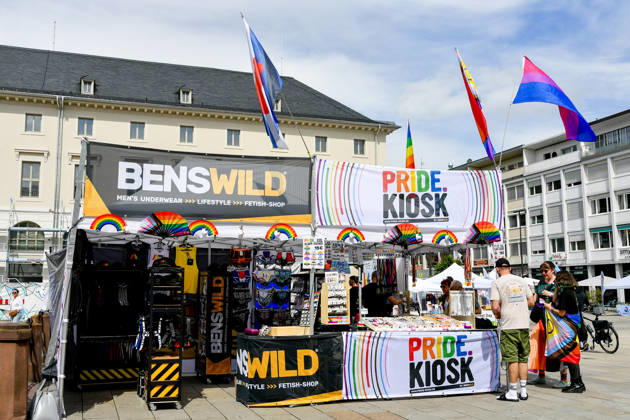 Deutschland, Baden-Wuerttemberg, Karlsruhe 08.06.2026, Deutschland, GER, Baden-Wuerttemberg, Karlsruhe im Bild Themenbild, CSD Karlsruhe 2026, Christopher Street Day, Karlsruhe Pride, LGBTQIA+, Pride, Vielfalt, Diversität, Gleichberechtigung, Akzeptanz, Toleranz, Sichtbarkeit, Queer Community, Love is Love, Regenbogenflagge, Pride Parade, Demonstration, Menschenrechte, Inklusion, Antidiskriminierung, Solidarität, Community, Empowerment, Gender Diversity, Trans Rights, Nonbinary, Lesbian, Gay, Bisexual, Queer, Ally, Pride Month, Straßenfest, Vielfalt feiern, Gleichstellung, Karlsruhe Events, Baden-Württemberg, bunt, laut, stolz, Liebe, Respekt, Freiheit, Zusammenhalt, Christopher Street Day Karlsruhe, CSD 2026, Pride Karlsruhe, Queere Si Deutschland, Baden-Wuerttemberg, Karlsruhe, 08.06.2026-4
