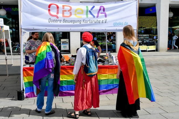 Deutschland, Baden-Wuerttemberg, Karlsruhe 08.06.2026, Deutschland, GER, Baden-Wuerttemberg, Karlsruhe im Bild Themenbild, CSD Karlsruhe 2026, Christopher Street Day, Karlsruhe Pride, LGBTQIA+, Pride, Vielfalt, Diversität, Gleichberechtigung, Akzeptanz, Toleranz, Sichtbarkeit, Queer Community, Love is Love, Regenbogenflagge, Pride Parade, Demonstration, Menschenrechte, Inklusion, Antidiskriminierung, Solidarität, Community, Empowerment, Gender Diversity, Trans Rights, Nonbinary, Lesbian, Gay, Bisexual, Queer, Ally, Pride Month, Straßenfest, Vielfalt feiern, Gleichstellung, Karlsruhe Events, Baden-Württemberg, bunt, laut, stolz, Liebe, Respekt, Freiheit, Zusammenhalt, Christopher Street Day Karlsruhe, CSD 2026, Pride Karlsruhe, Queere Si Deutschland, Baden-Wuerttemberg, Karlsruhe, 08.06.2026-7