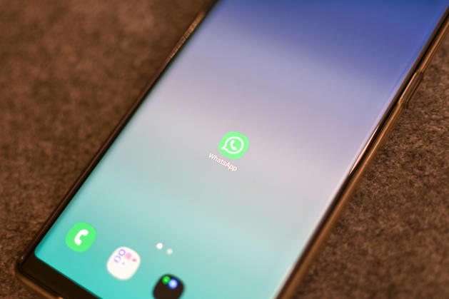 The logo of the messenger service WhatsApp on the display of a smartphone WhatsApp is one of the worlds most widely used communication services for messages, voice and video calls Bad Wörishofen Bavaria Germany Copyright: xPhilippxMerkx