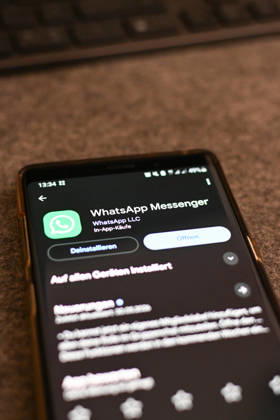The logo of the messenger service WhatsApp on the display of a smartphone WhatsApp is one of the worlds most widely used communication services for messages, voice and video calls Bad Wörishofen Bavaria Germany Copyright: xPhilippxMerkx