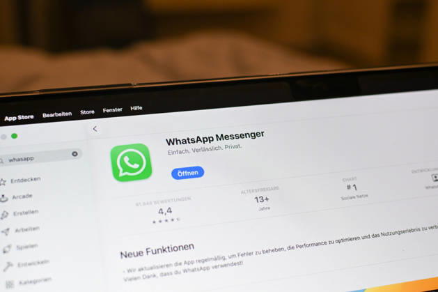 The logo of the messenger service WhatsApp on the display of a Macbook laptop WhatsApp is one of the worlds most widely used communication services for messages, voice and video calls Bad Wörishofen Bavaria Germany Copyright: xPhilippxMerkx