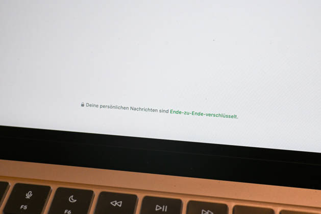 The logo of the messenger service WhatsApp on the display of a Macbook laptop With the note End to end WhatsApp is one of the worlds most widely used communication services for messages, voice and video calls Bad Wörishofen Bavaria Germany Copyright: xPhilippxMerkx