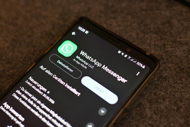 The logo of the messenger service WhatsApp on the display of a smartphone WhatsApp is one of the worlds most widely used communication services for messages, voice and video calls Bad Wörishofen Bavaria Germany Copyright: xPhilippxMerkx