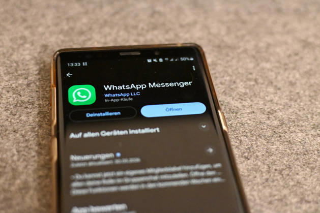 The logo of the messenger service WhatsApp on the display of a smartphone WhatsApp is one of the worlds most widely used communication services for messages, voice and video calls Bad Wörishofen Bavaria Germany Copyright: xPhilippxMerkx