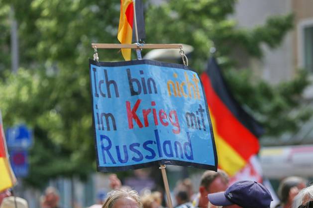 Berlin, Germany, 08 06 2026 Mitte Demonstration against the German government Participants hold a sign with the inscription I am not at war with Russia Copyright: xdtsxNachrichtenagenturx dts_121992