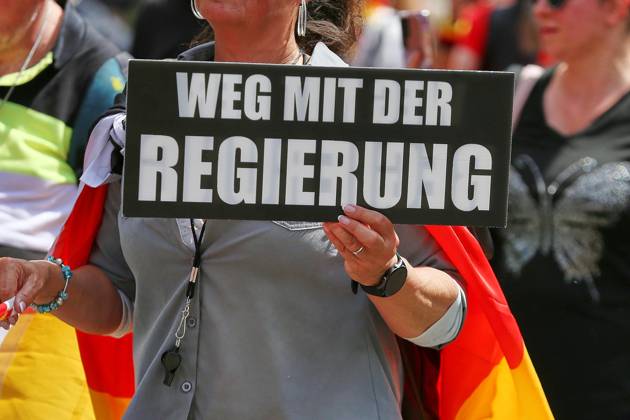 Berlin, Germany, 08 06 2026 Mitte Demonstration against the federal government Participants hold a sign with the inscription Weg mit der Regierung (Away with the government) Copyright: xdtsxNachrichtenagenturx dts_121991