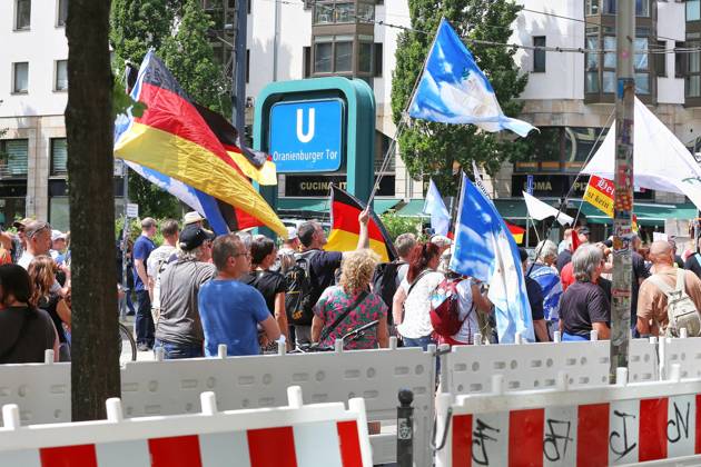 Berlin, Germany, 08 06 2026 Mitte Demonstration against the federal government Participants march past Oranienburger Tor Copyright: xdtsxNachrichtenagenturx dts_121999
