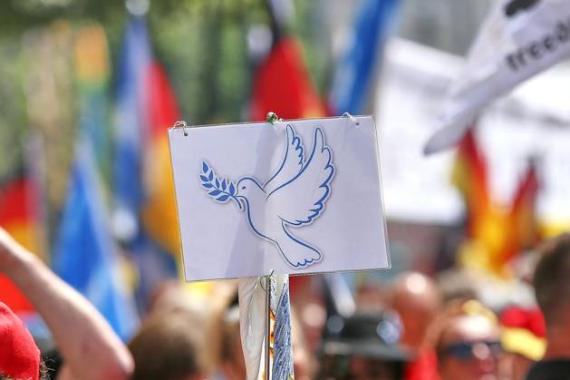 Berlin, Germany, 08 06 2026 Mitte Demonstration against the federal government Participants holding a sign with a dove of peace Copyright: xdtsxNachrichtenagenturx dts_121995