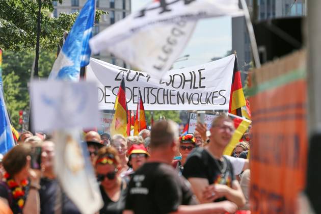 Berlin, Germany, 08 06 2026 Mitte Demonstration against the federal government Participants hold a sign with the inscription For the good of the German people Copyright: xdtsxNachrichtenagenturx dts_121998